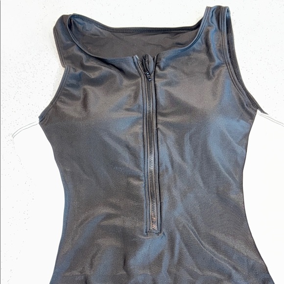 Black and White Zip Front Swimsuit Size XL/ fits more like a L. NWOT - Picture 2 of 5